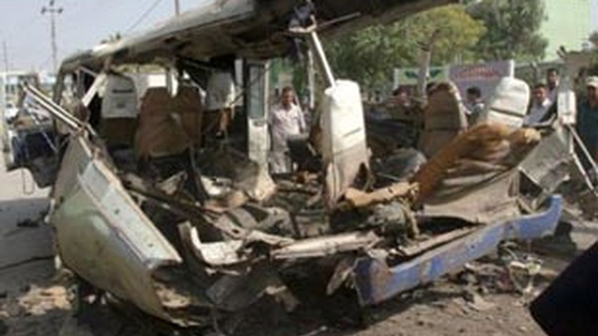 Los restos de un vehículo tras un atentado en Irak