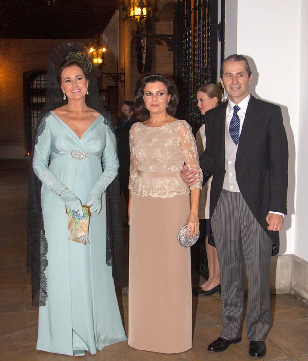 Carmen Tello con los padres de Eva Morejón