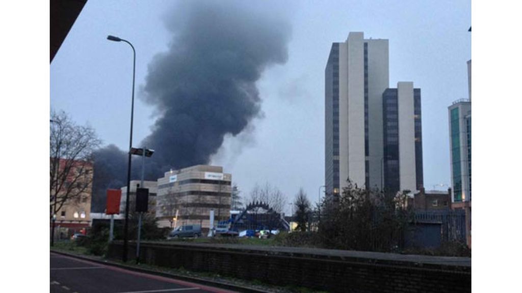 Dos muertos y once heridos al estrellarse un helicóptero en Londres
