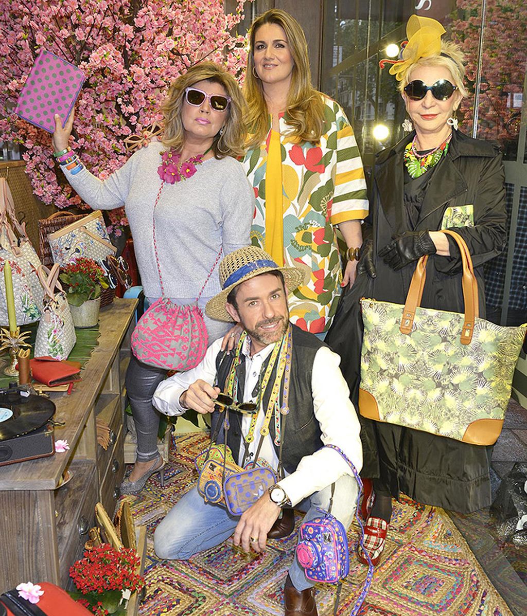 Los colaboradores posan en el escaparate de Salvador Bachiller