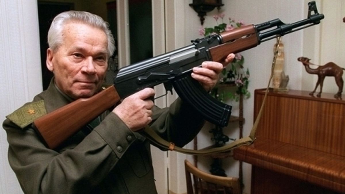 Fallece a los 94 años Mijail Kalashnikov, inventor del AK-47