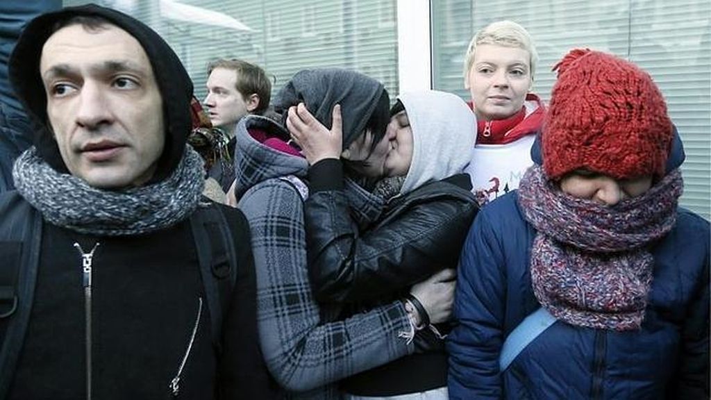 Imagen de archivo en la que dos mujeres se besan frente al Parlamento como protesta en favor a los derechos de los homosexuales