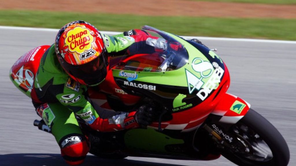 En 2002, debutó con Derbi con tan solo 15 años