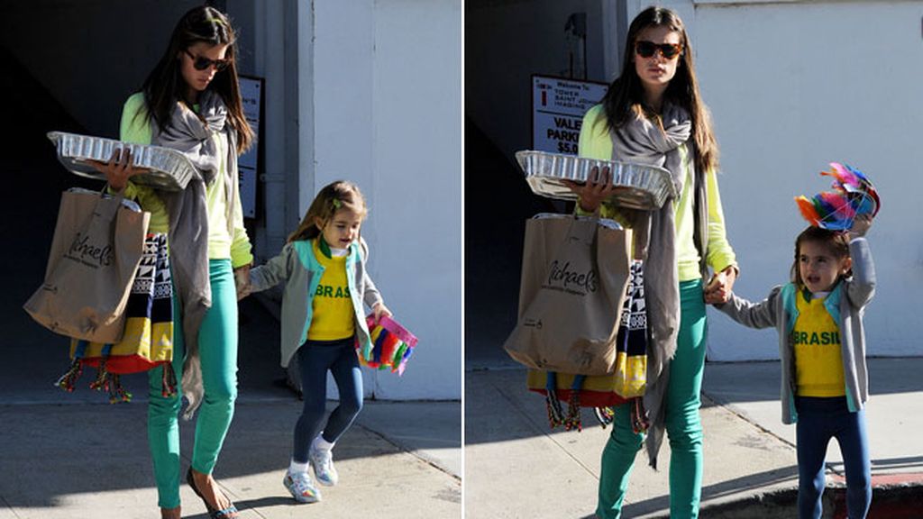 De jeans, roqueras, 'sporty': Alessandra Ambrosio y su pequeña Anja, looks a dúo