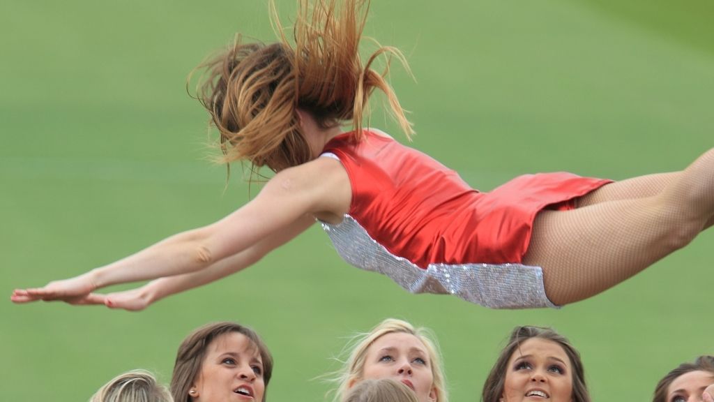 Un grupo de 'cheerleaders' animan el entreno de España