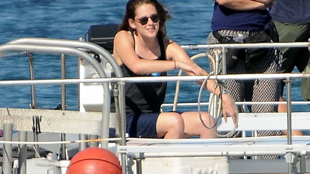 La ex de Robert Pattinson disfruta del sol mientras graba su nueva película