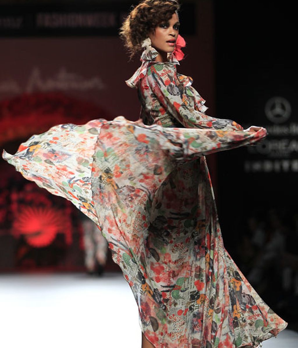 Una pasarela llena de flores y color