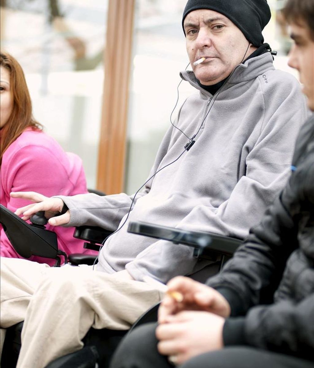 Unos pacientes del Hospital Nacional de Parapléjicos de Toledo fuman en las inmediaciones del centro tras la autorización de la consejería de Salud y Bienestar Social de Castilla-La Mancha debido a las dificultades de movilidad de estos pacientes. EFE Unos pacientes del Hospital Nacional de Parapléjicos de Toledo fuman en las inmediaciones del centro tras la autorización de la consejería de Salud y Bienestar Social de Castilla-La Mancha debido a las dificultades de movilidad de estos pacientes. EFE