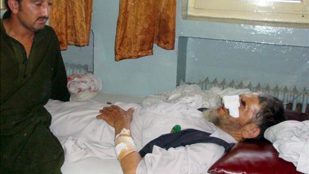 Un hombre recibe atención médica en un hospital tras resultar herido en un atentado con bomba en una mezquita, hoy en Jost (Afganistán). EFE
