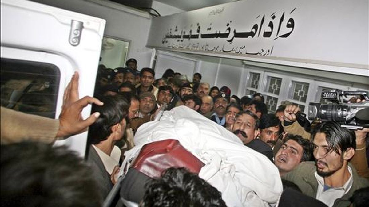 Personas reciben el cuerpo sin vida del gobernador de la provincia paquistaní oriental de Punyab, Salman Tasir, a su llegada a un hospital de Islamabad, Pakistán. EFE