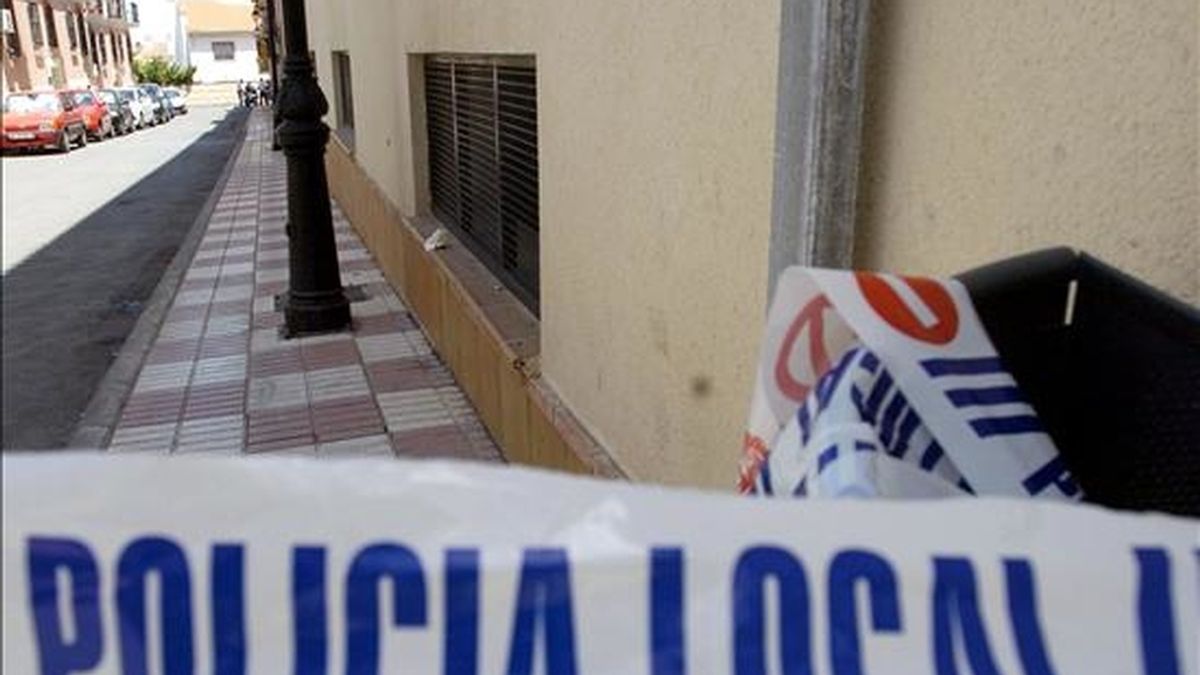 Un hombre de 45 años ha resultado esta madrugada herido de gravedad en La Zubia (Granada), tras recibir cuatro disparos de un policía local fuera de servicio y vecino suyo, durante una discusión mantenida entre ambos en plena calle. EFE