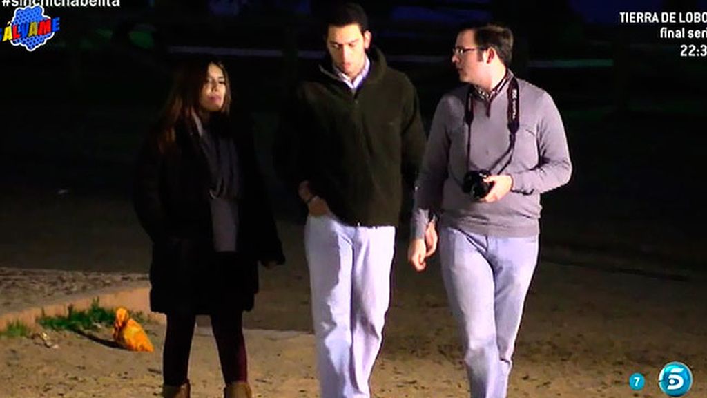 Imágenes de Chabelita y Alberto, acompañados de un amigo que les fotografía