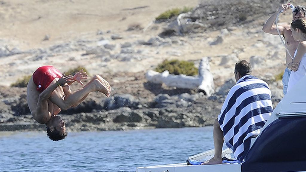 'Busta' y Paula, enamorados en Ibiza como el primer día