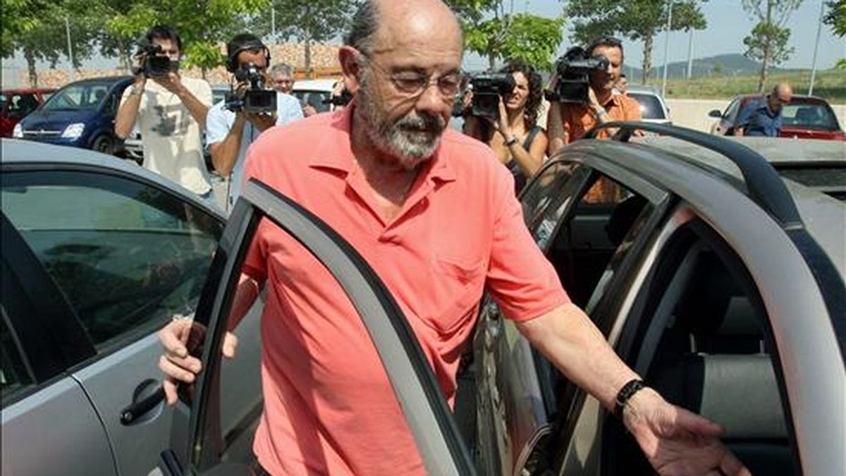 El ex responsable del Palau de la Música Fèlix Millet, sube a un coche tras abandonar la prisión de Brians 2 (Barcelona), el pasado mes de junio. EFE/Archivo