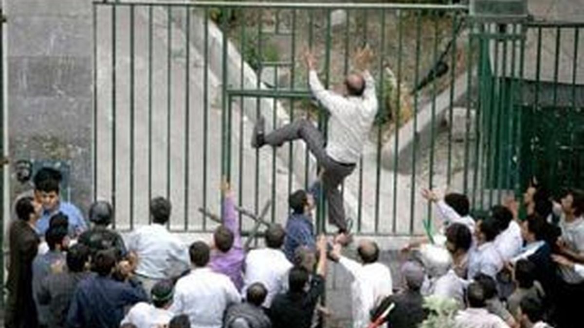 Un grupo de iraníes se enfrenta a la policía cerca de la Universidad de Teherán durante unos disturbios entre simpatizantes del líder de la oposición iraní, Mir Hossein Moussavi, y los cuerpos de seguridad en Teherán, Irán, ayer domingo 14 de junio. EFE