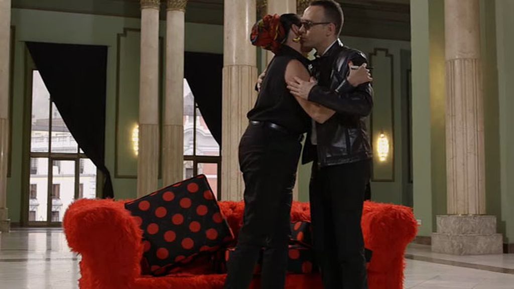 Rossy se ha sentado en un chester muy flamenco