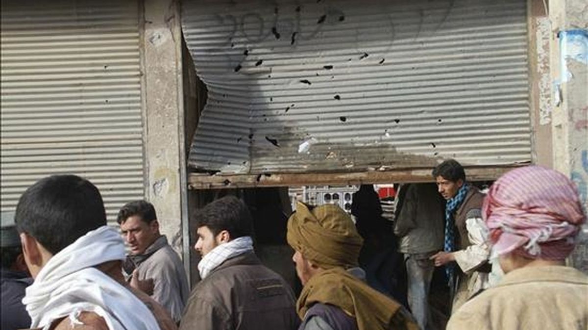 Vecinos observan el lugar donde ha explotado una bomba en Herat (Afganistán) hoy, 3 de enero de 2011. Una persona ha muerto y otros cuatro han resultado heridos al explotar una bomba junto a una carnicería. 5.000 insurgentes, 2.000 civiles, 1.300 policías mueren en Afganistán en 2010. EFE