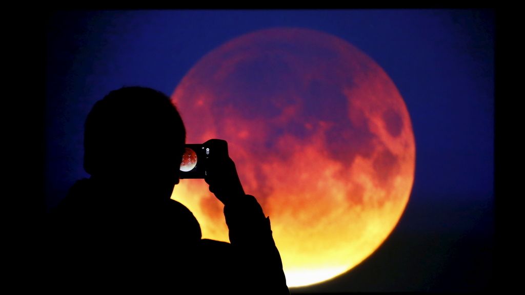 Un hombre hace una fotografía de la ‘superluna’ en Warsaw, Polonia