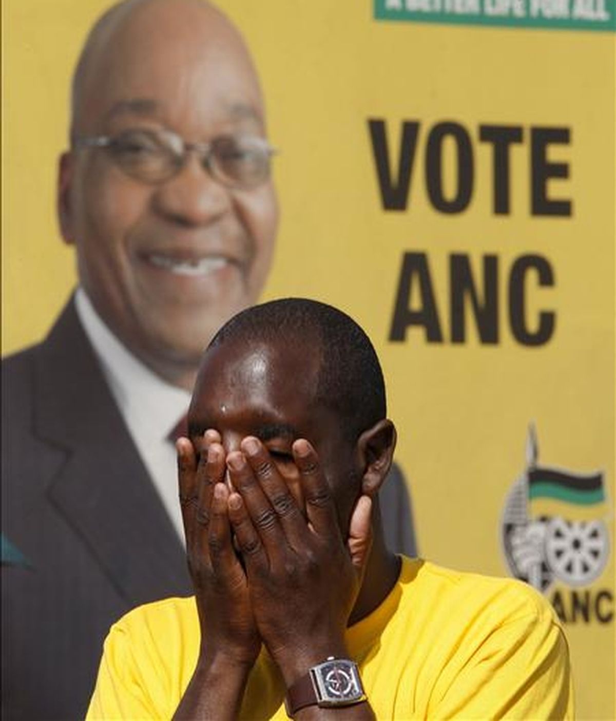 Simpatizantes del gobernante Congreso Nacional Africano (ANC) esperan la llegada de su presidente, Jacob Zuma, durante un acto electoral celebrado a las afueras de Pretoria (Sudáfrica), hoy sábado 18 de abril. Sudáfrica celebrará elecciones generales el próximo 22 de abril. EFE