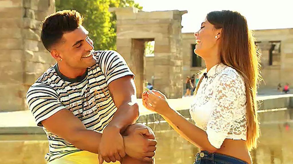 Triana le roba un beso a un pretendiente en la primera cita por primera vez