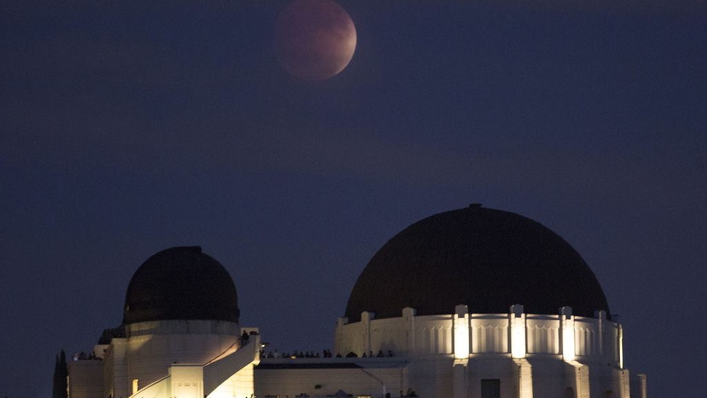 La 'superluna vista desde un observatorio de Los Angeles, California