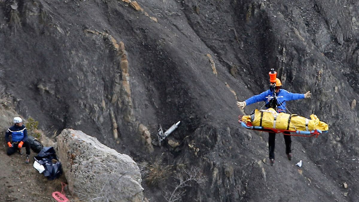 Continúan las labores de rescate de cuerpos en la zona donde se estrelló el avión de Germanwings