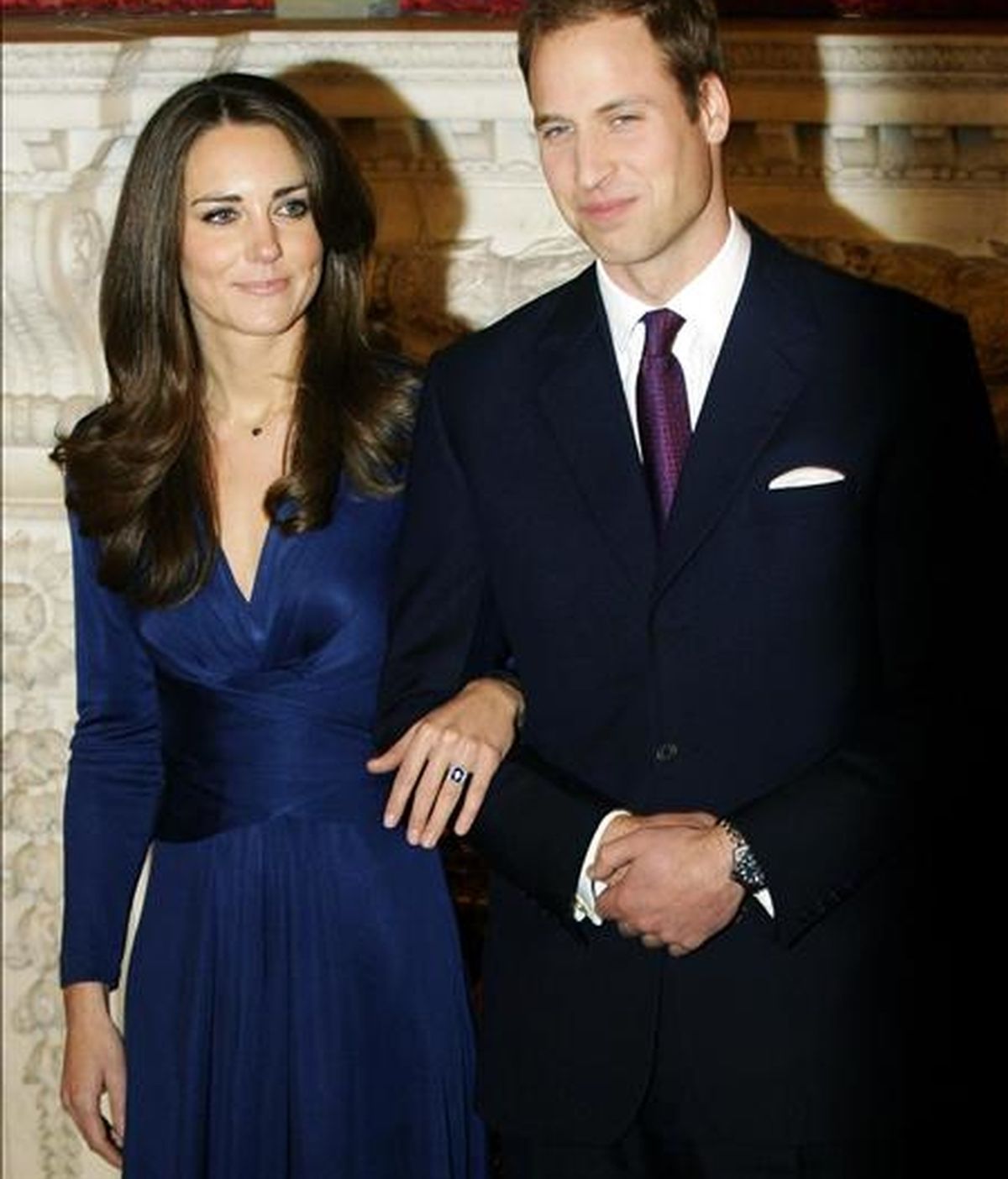 El príncipe Guillermo (d), segundo en la línea de sucesión al trono británico, y su prometida Kate Middleton (i) posan para los fotógrafos el martes 16 de noviembre de 2010, en el Palacio de San James en Londres (Reino Unido), después de anunciar su compromiso. EFE/Archivo