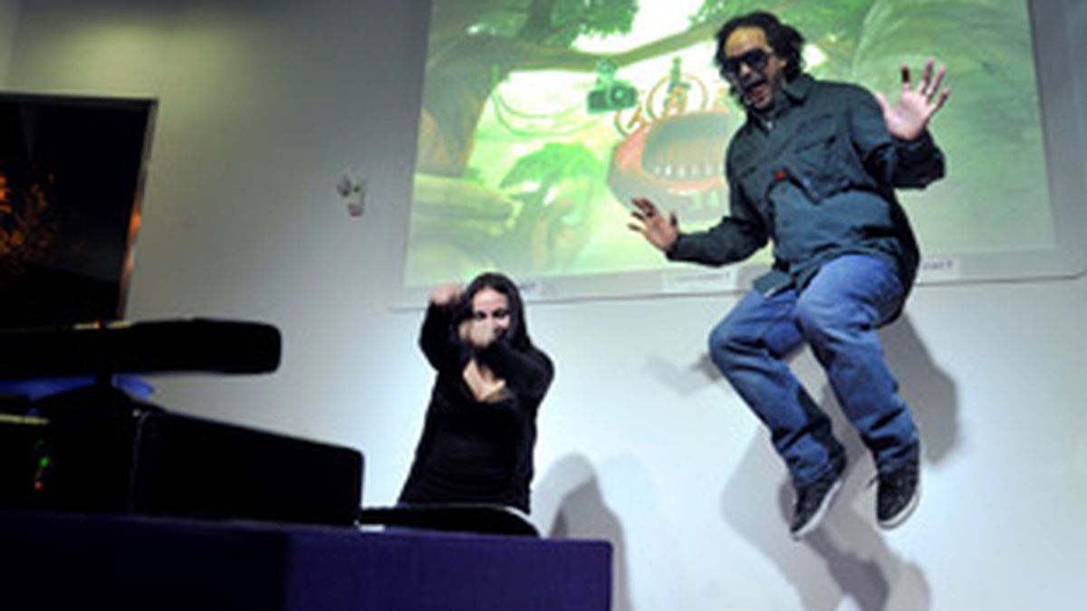 El director creativo de Kinect, Kudo Tsunoda, durante la presentación de su sistema de juego sin mandos Kinect. Foto: EFE