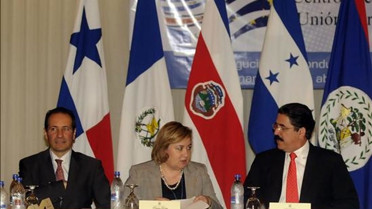 Imagen de este lunes de la VII Ronda de Negociaciones para un Acuerdo de Asociación entre Centroamérica y la UE, encabezada por el presidente de Honduras Manuel Zelaya (d), la vice canciller Patricia Licona (c), y Petros Mavromichalis. EFE