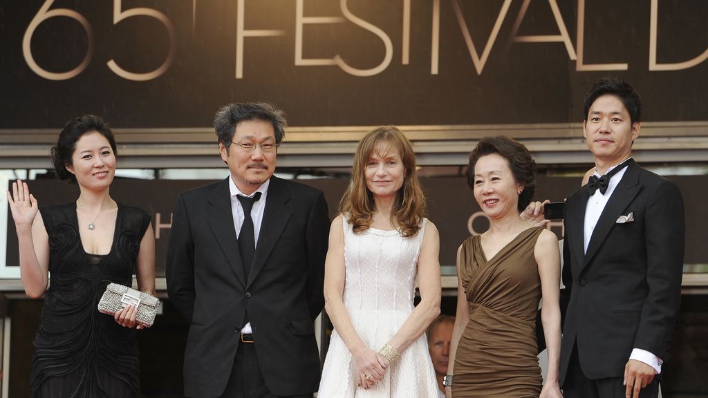Moon Sori, el director Hong Sangsoo, Isabelle Huppert, Youn Yuh-jung y  Yu Junsang posan en la alfombra roja antes de la proyección de "Another Country"