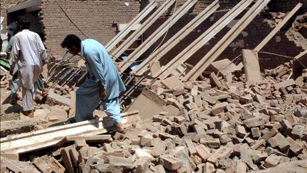 Pakistaníes inspeccionan los daños provocados tras la explosión de una bomba en una escuela femenina de Badaber, a las afueras de Peshawar, Pakistán, el pasado lunes. EFE
