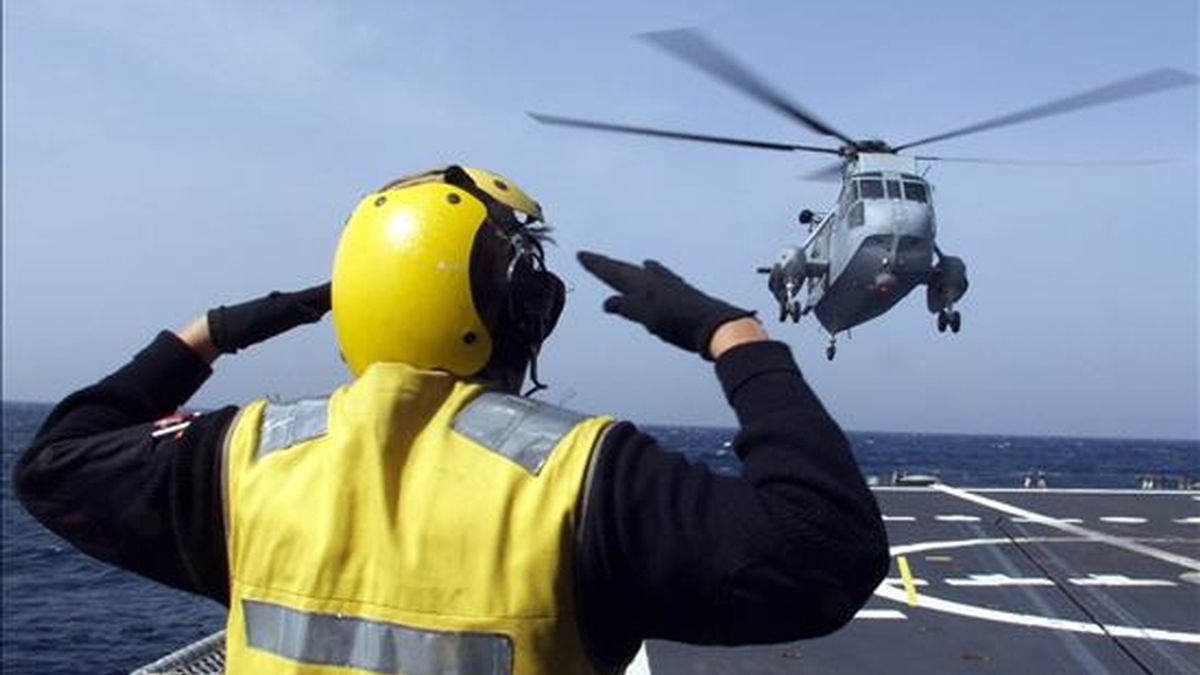 Un helicoptero aterriza en la fragata "Numancia", que en su primera misión en aguas de Somalia ha evitado un ataque pirata. EFE/Archivo