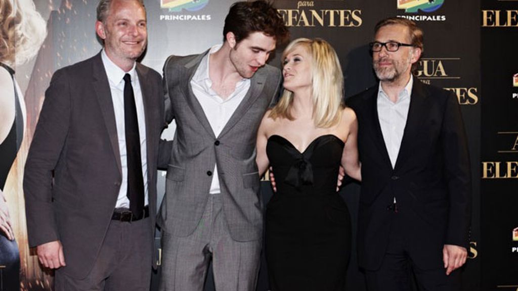 Pattinson y Witherspoon hacen enloquecer a sus fans de Barcelona