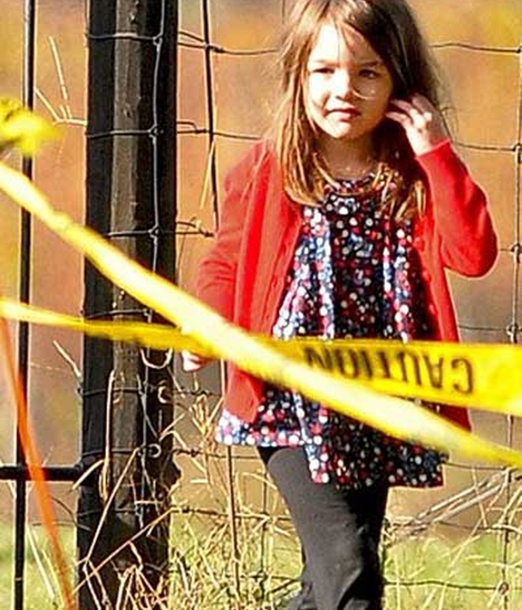 Suri Cruise juega feliz