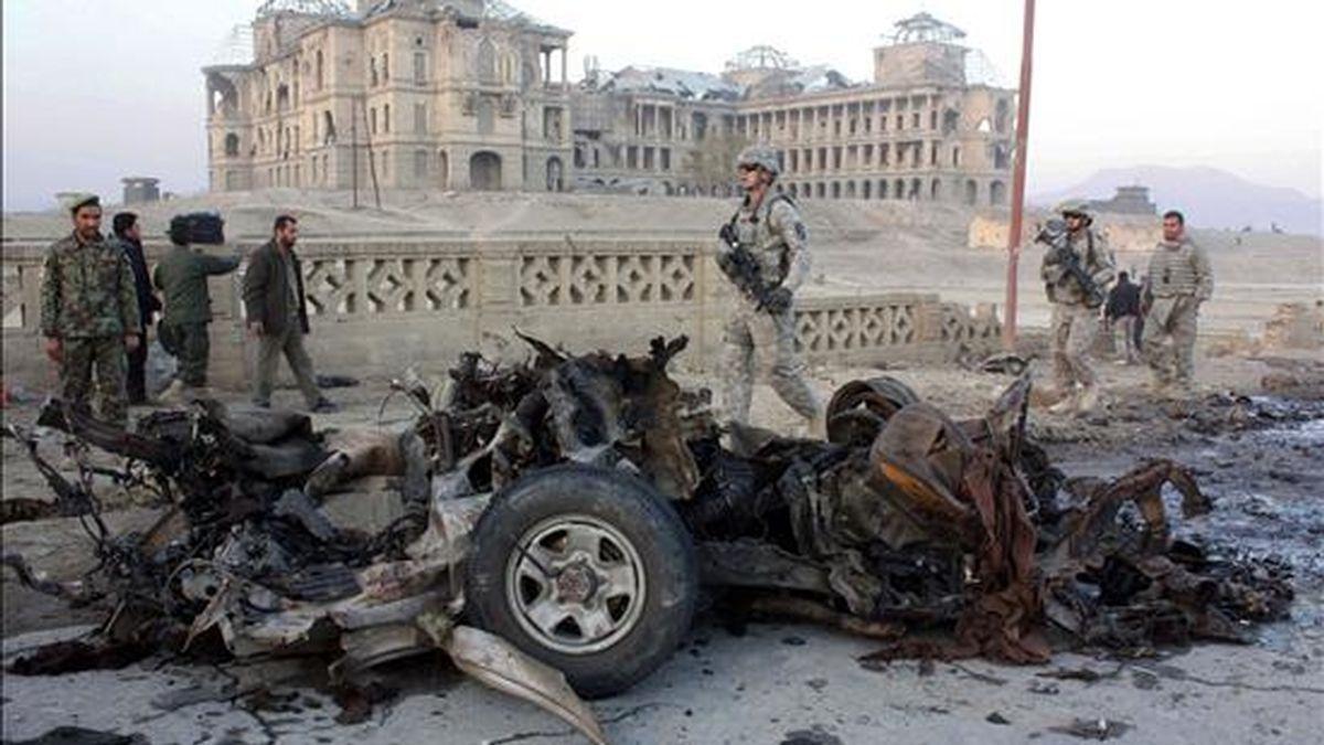 Soldados afganos y estadounidenses inspeccionan el 12 de noviembre de 2010, los restos de un vehículo usado en un ataque suicida con un coche bomba en Kabul (Afganistán). EFE/Archivo