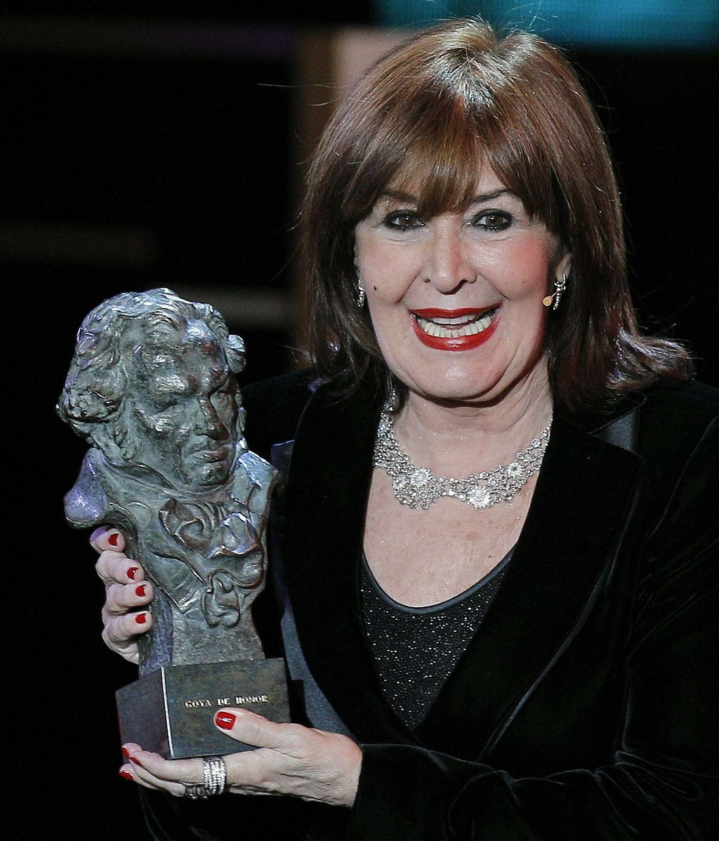 La actriz Concha Velasco recibe el premio Goya de Honor 2012 por su carrera