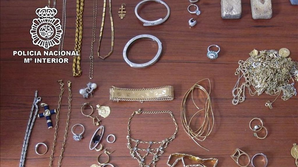 Fotografía facilitada por la Policía Nacional de los efectos intervenidos a las veintinueve personas detenidas en la desarticulación de un clan de origen serbio y asentado en España al que se le atribuyen, al menos, un centenar de robos y cuatro estafas en diferentes provincias del país, y también en Portugal y Francia. EFE Fotografía facilitada por la Policía Nacional de los efectos intervenidos a las veintinueve personas detenidas en la desarticulación de un clan de origen serbio y asentado en España al que se le atribuyen, al menos, un centenar de robos y cuatro estafas en diferentes provincias del país, y también en Portugal y Francia. EFE