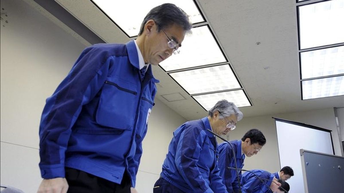 El vicepresidente ejecutivo de la empresa Tokyo Electric Power Co. (TEPCO), Takashi Fujimoto (2-i), y otros engargados de la compañía se disponen a dar una rueda de prensa, en Tokio (Japón), hoy, martes 5 de abril de 2011. EFE