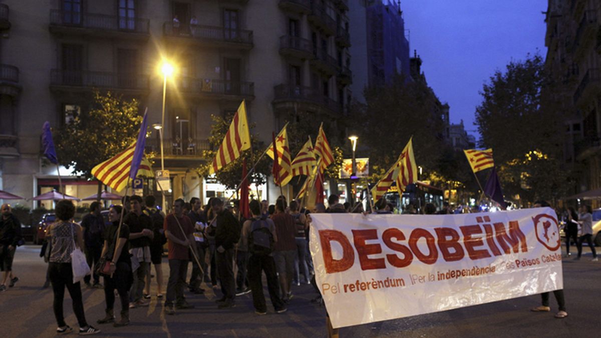 Manifestantes piden desobedecer al Constitucional ante la Delegación del Gobierno en Barcelona