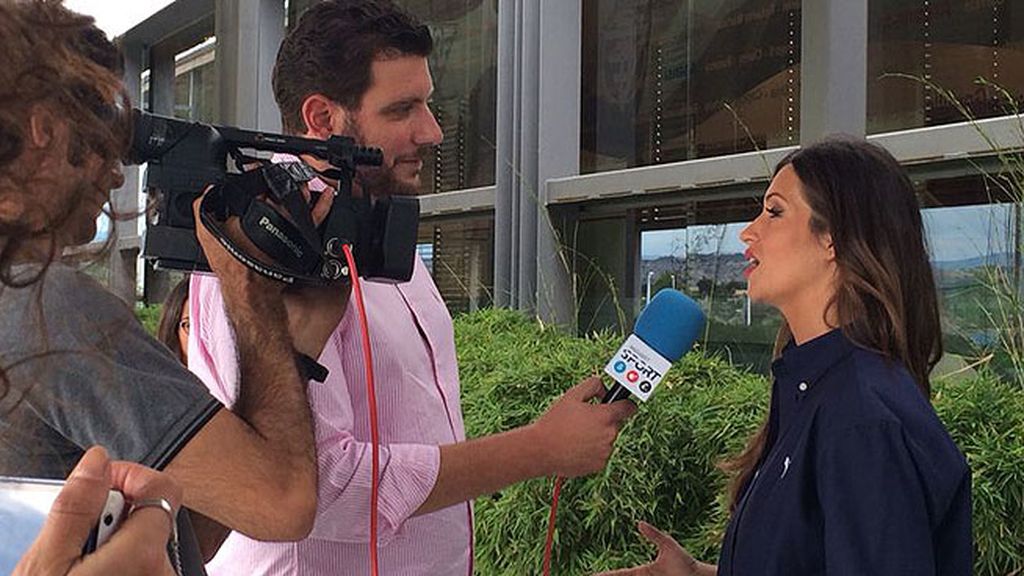 Juan Wes, reportero de Mediaset, entrevistando a Sara Carbonero