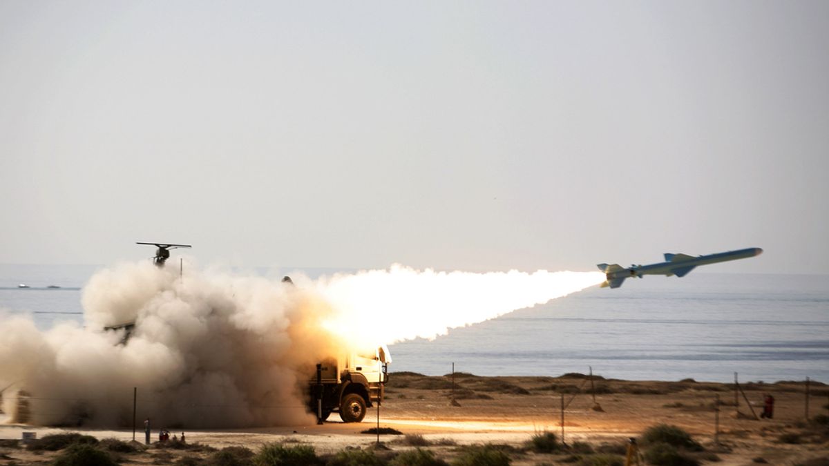 Un misil tipo "Qader" parte desde una lanzadera del ejército iraní cerca del Estrecho de Ormuz