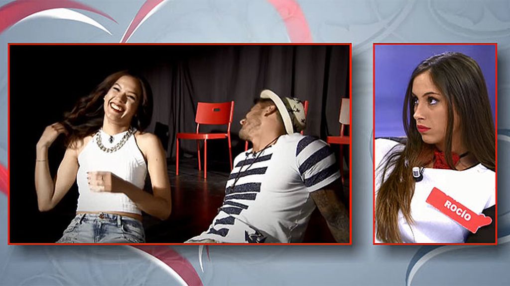 Bea y Rocío la eligen para que tenga la cita con Iván