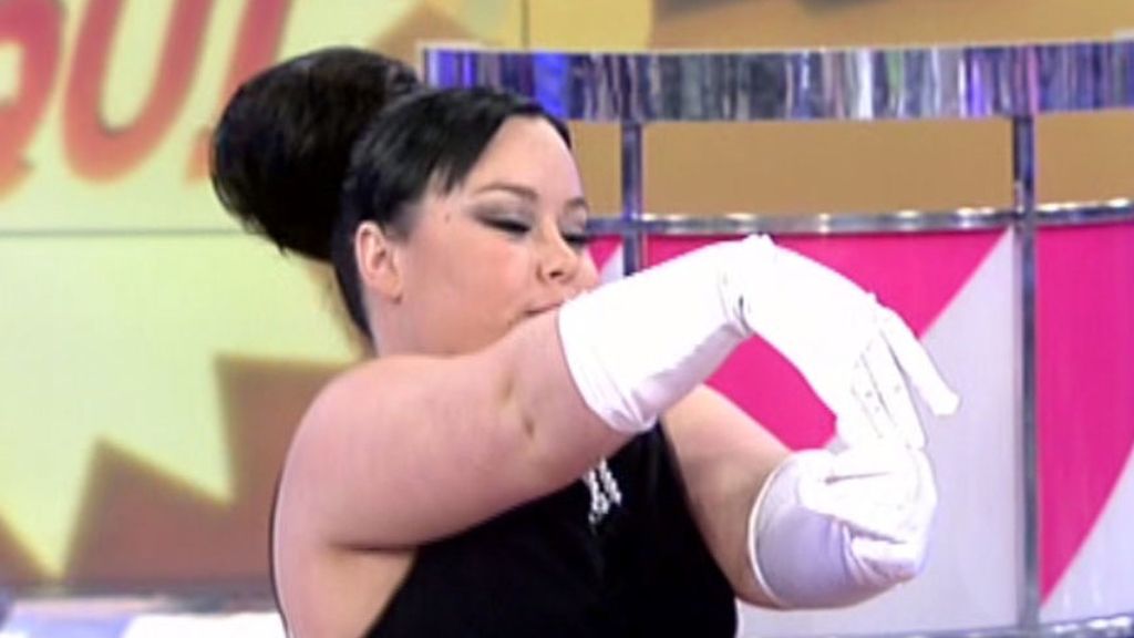 Se ha metido tanto en el papel que hasta ha hecho de Rita Hayworth en 'Gilda'