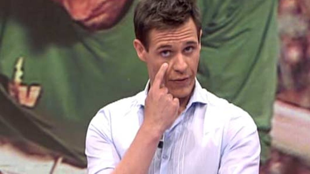 Ivonne roba comida en la garita de los cámaras