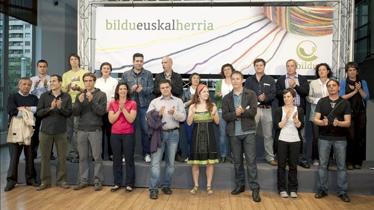 Los candidatos por Bildu durante la presentación en Vitoria de sus candidaturas a las juntas generales de Álava y al ayuntamiento de Vitoria por la nueva formación vasca. EFE/Archivo