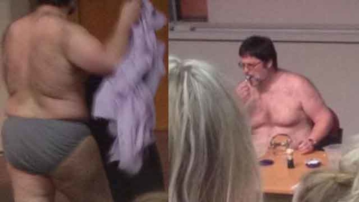 Un profesor de universidad se desnuda mientras da una clase