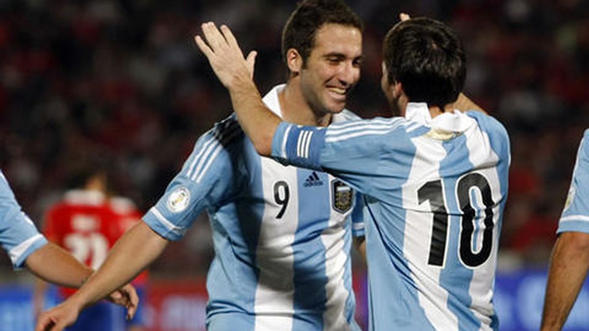 Messi e Higuaín lideran la victoria de Argentina ante Chile y siguen líderes del grupo