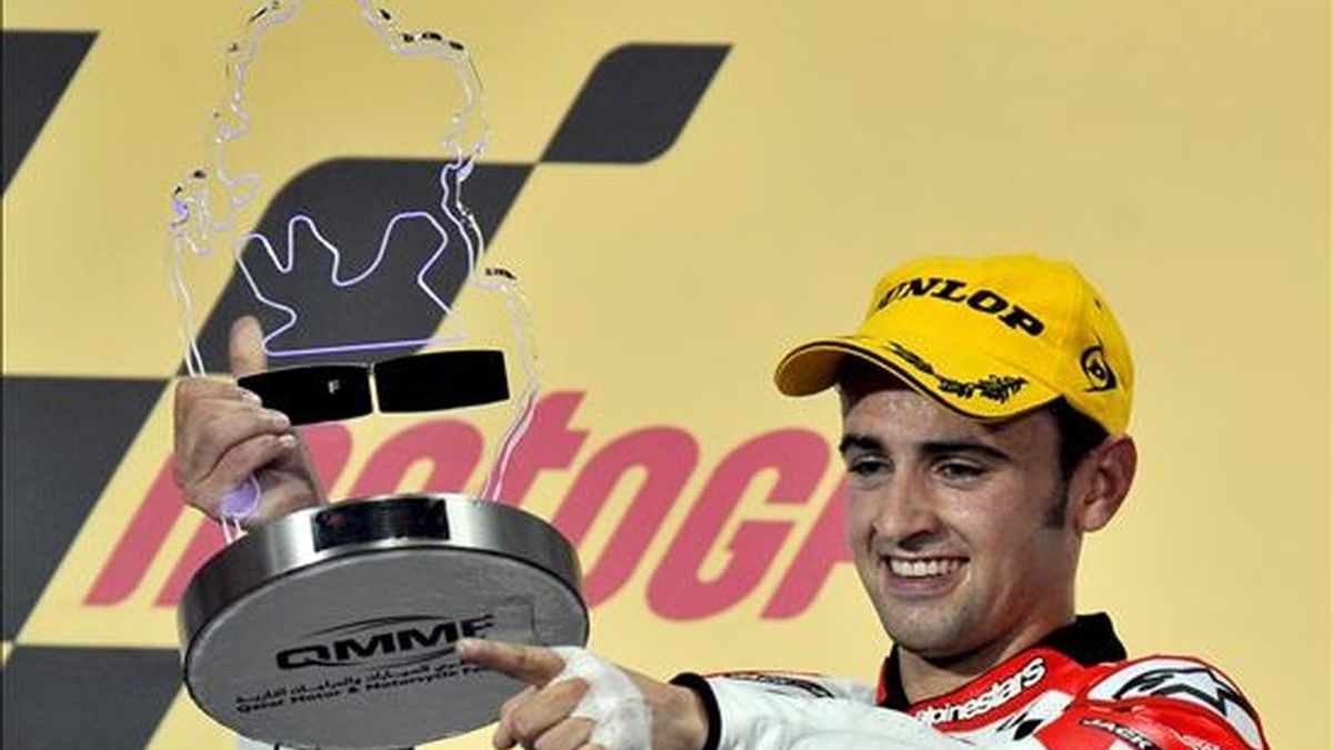 El piloto español Héctor Barbera sostiene su trofeo de campeón tras ganar la carrera de los 250cc en el Gran Premio de Qatar que se lleva a cabo en el circuito Losail en Doha (Qatar). EFE