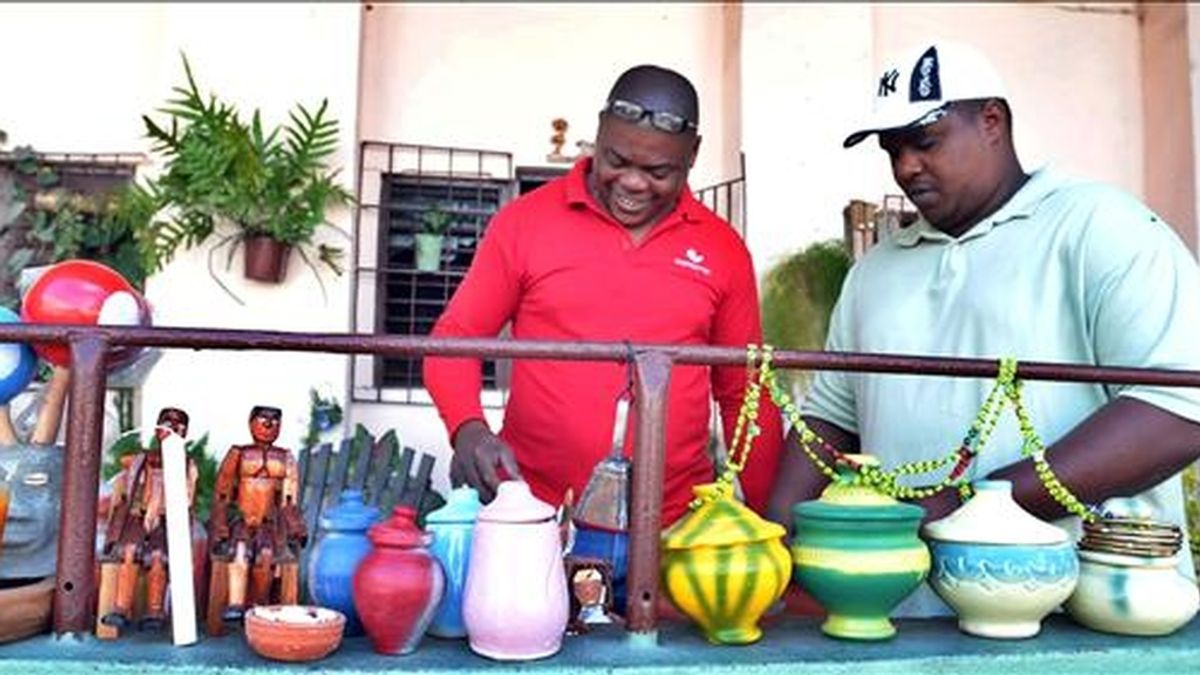 Dos hombres observan artículos de santería para venta este 7 de enero en La Habana, Cuba. EFE