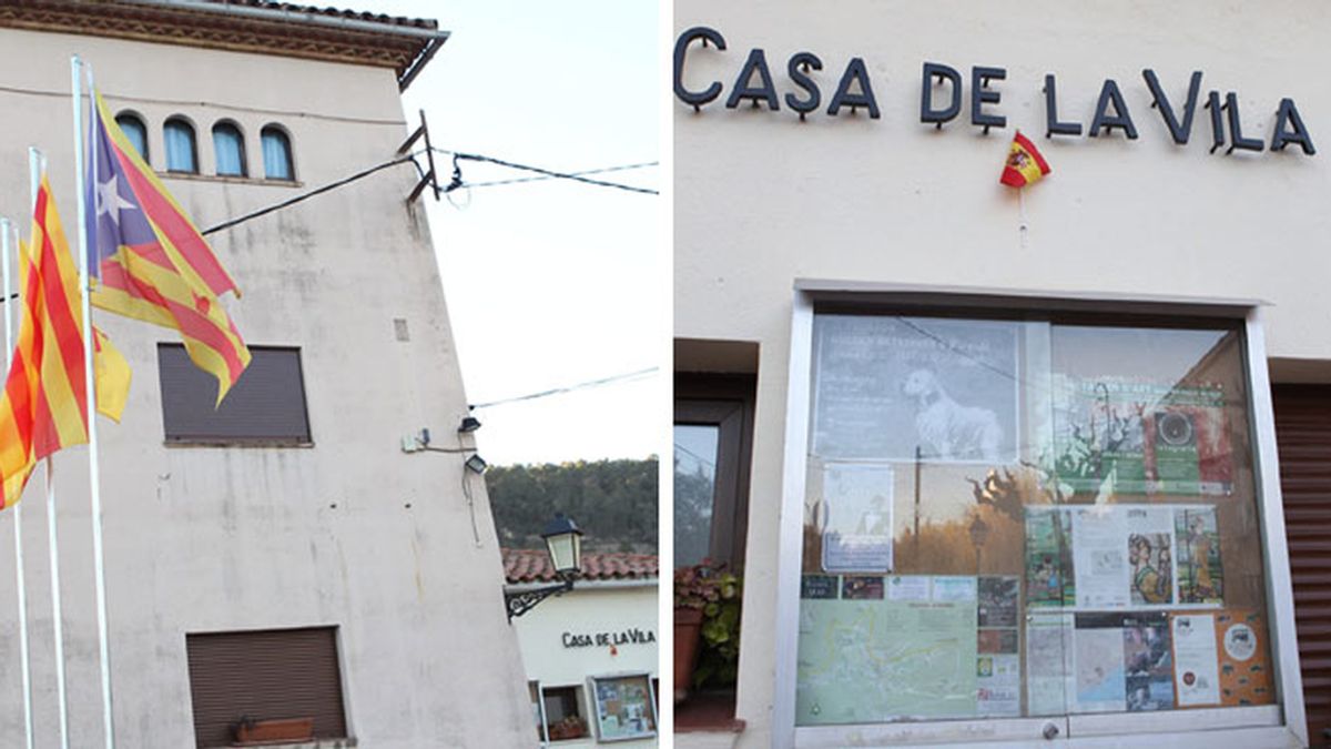 Gallifa instala una minibandera española en la fachada del Ayuntamiento para cumplir la ley